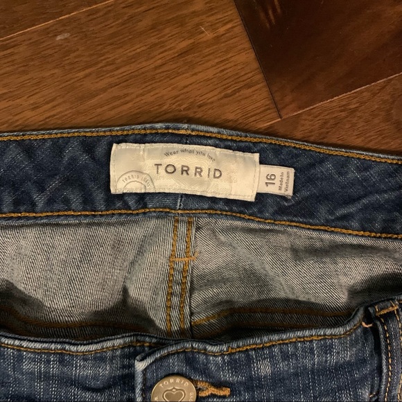 Torrid ripped Jean shorts - Size 16 - Picture 8 of 9